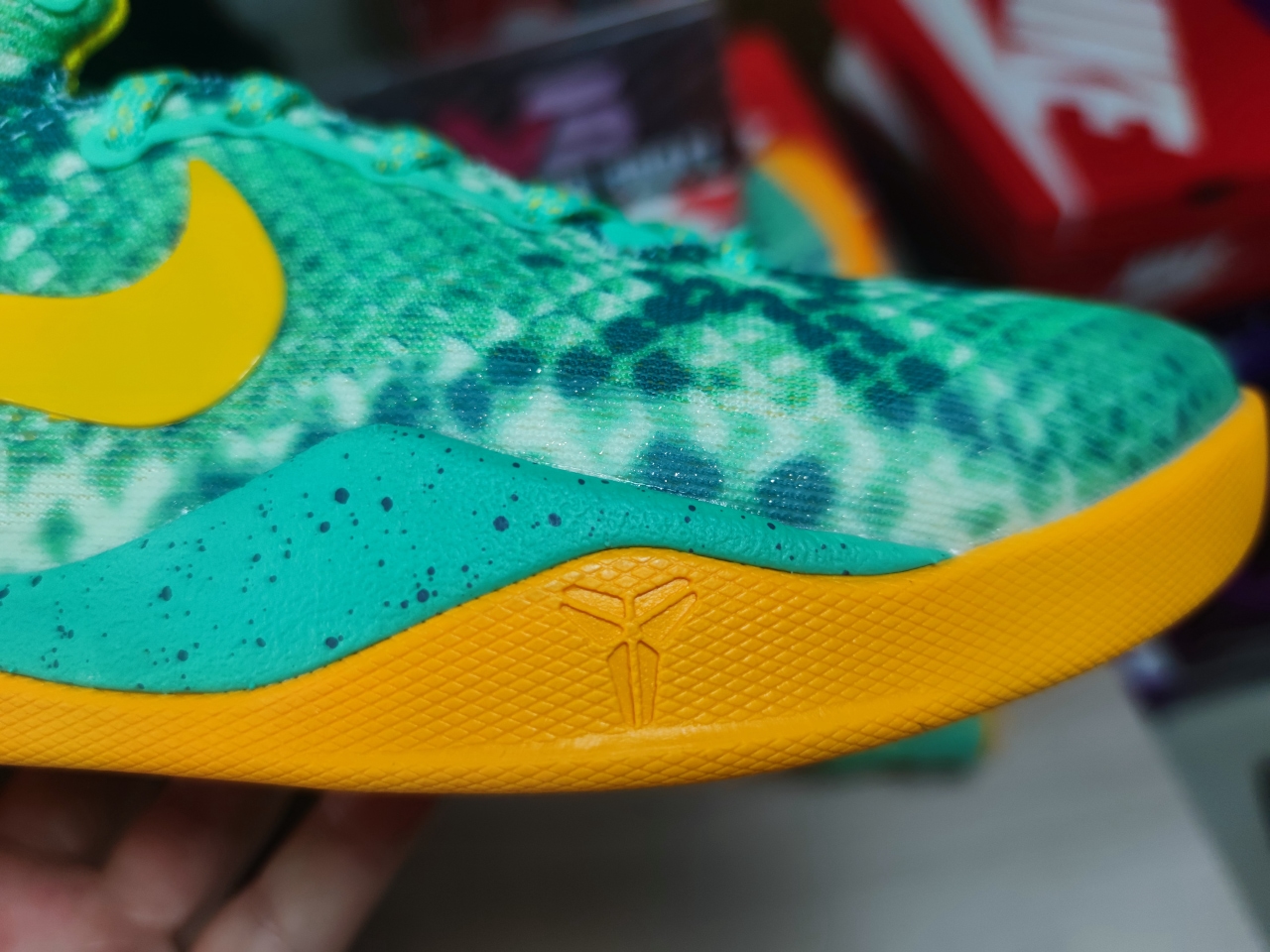 Kobe 8 System Green Glow Laser Orange 555035-304