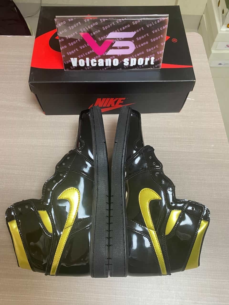 Jordan 1 Retro Black Metallic Gold 555088-032