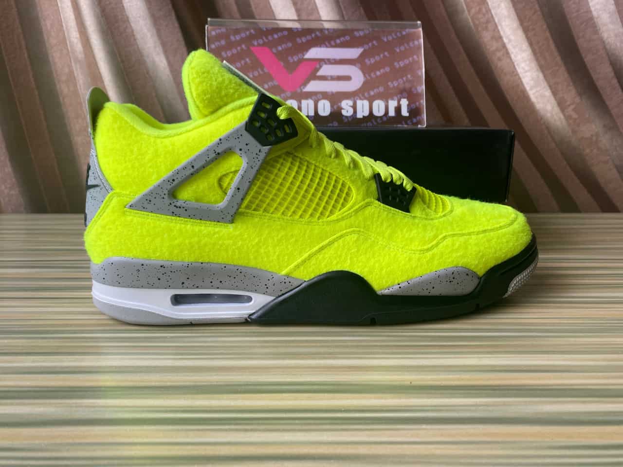 Air Jordan 4 Tagz Logo DV6773-700