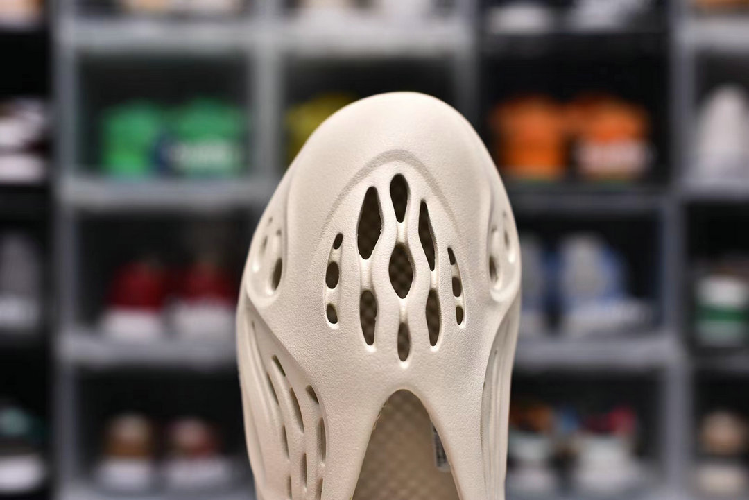 adidas Yeezy Foam RNNR Sand FV4567