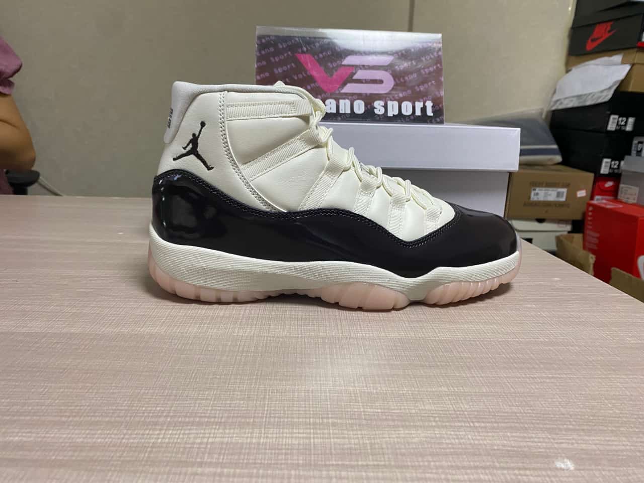 Jordan 11 “Neapolitan”AR0715-101