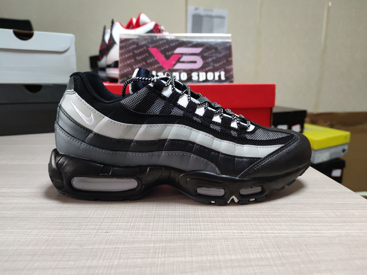 Air Max 95 Essential Black Smoke Grey CT1805 001