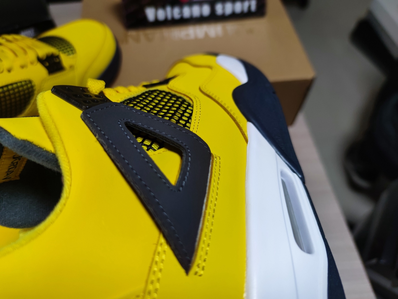 Jordan 4 “Lightning”CT8527-700