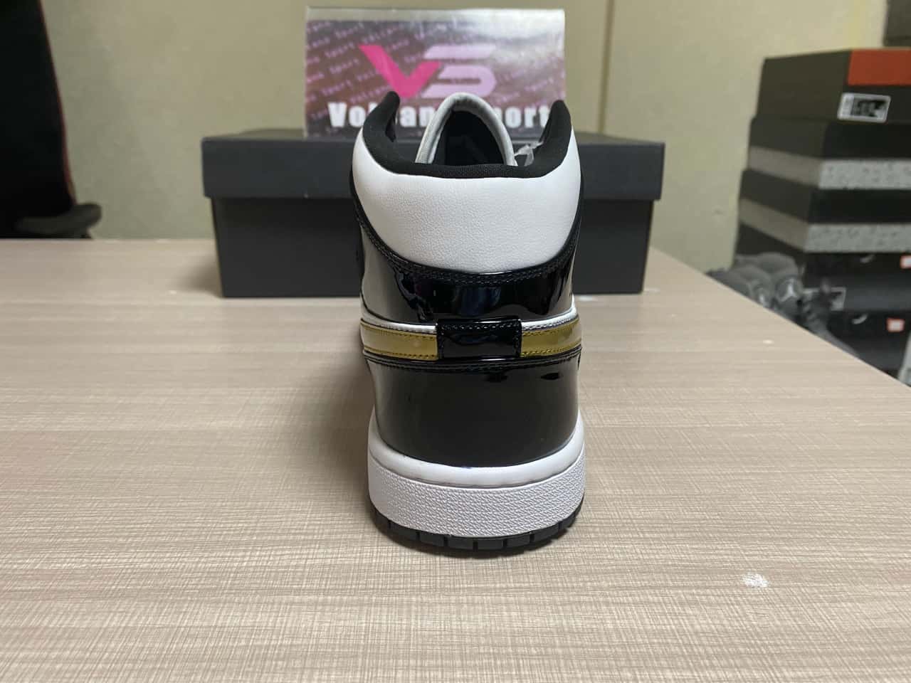 Jordan 1 Mid Patent Black White Gold 852542-007