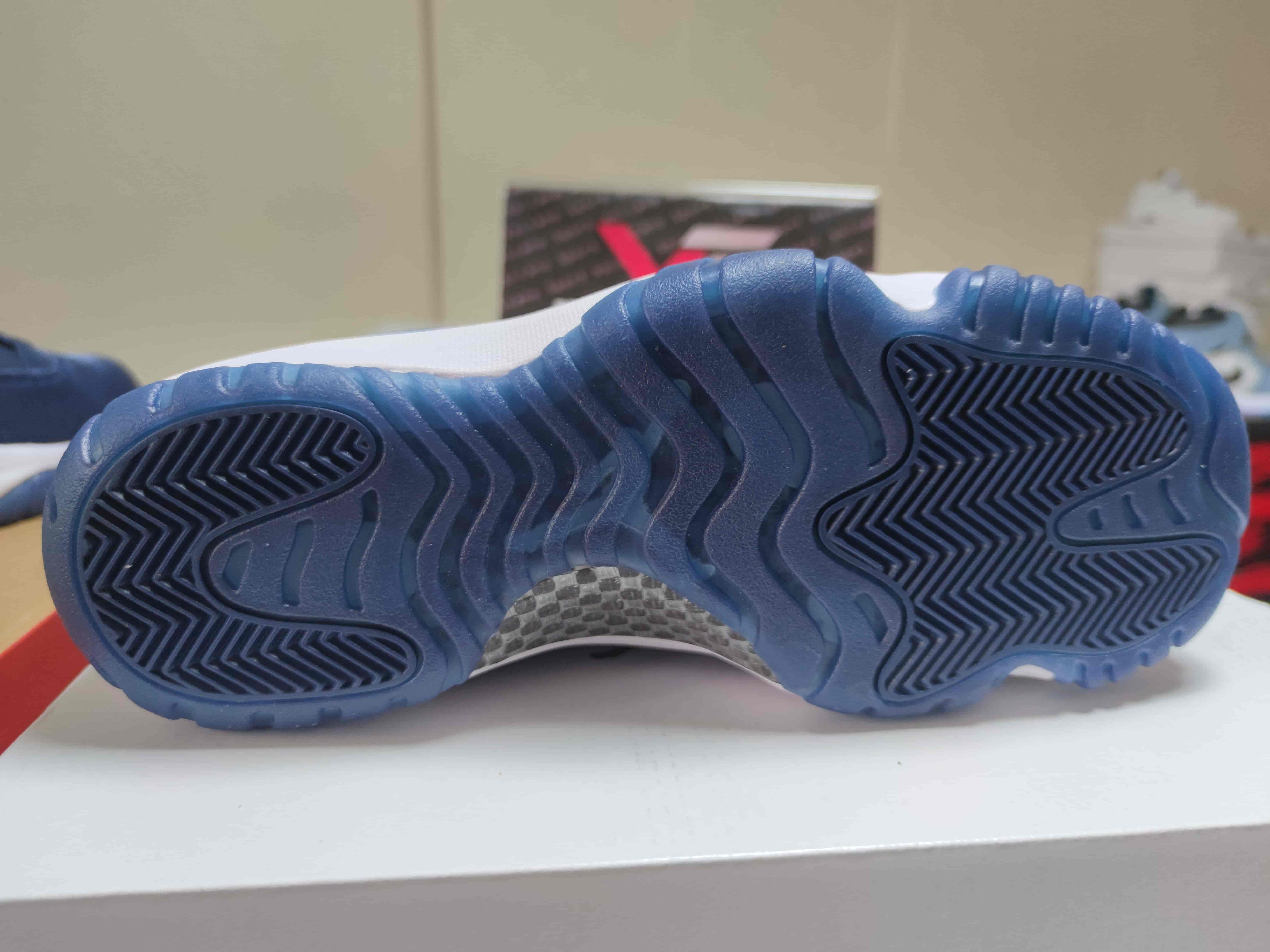 Jordan 11 Velvet WMNS “Midnight Navy” AR0715-441