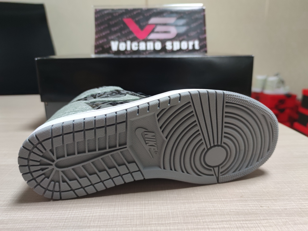 Jordan 1 High OG “Rebellionaire” 555088-036