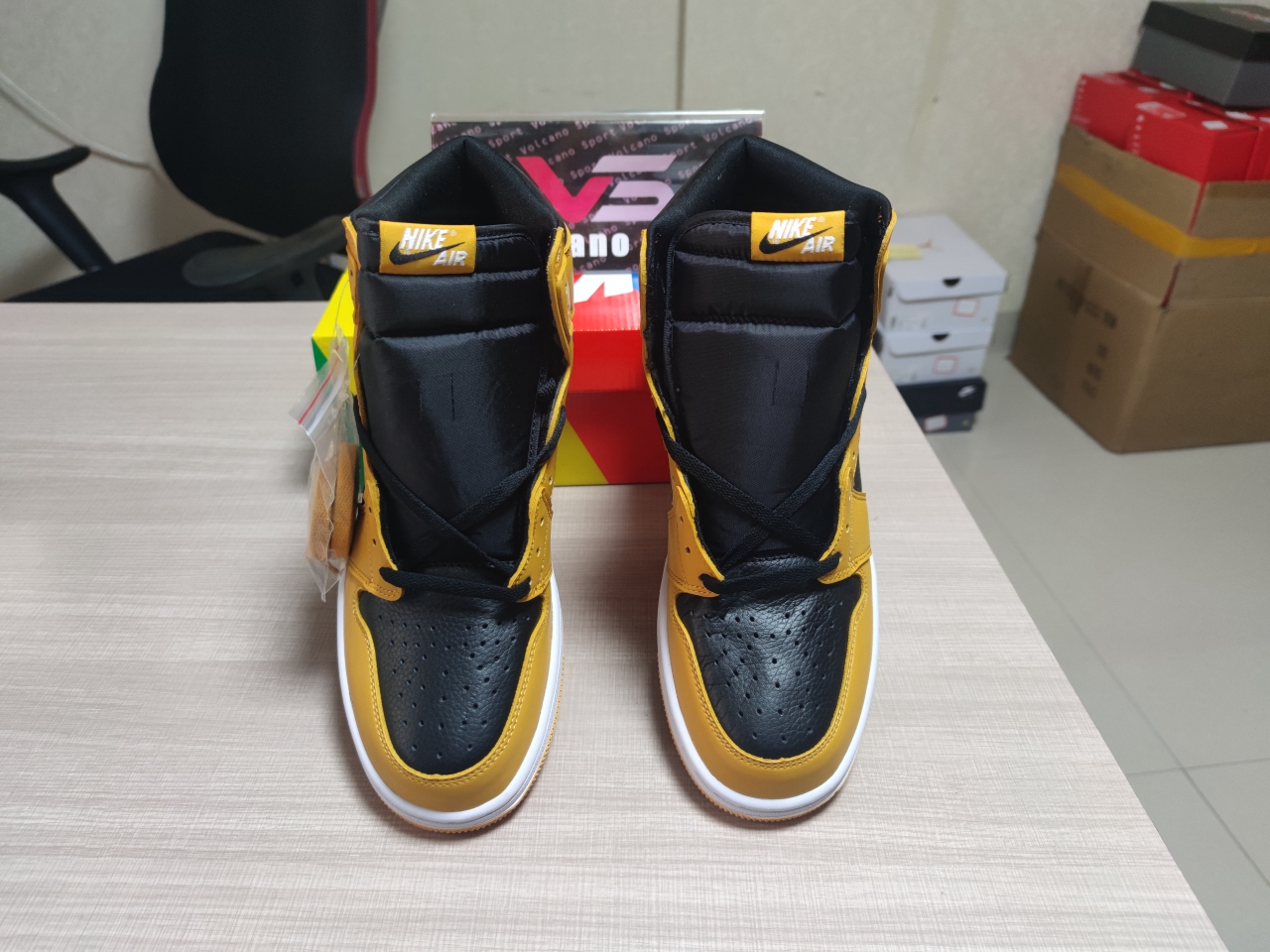 Jordan 1 Retro High Pollen 555088 701