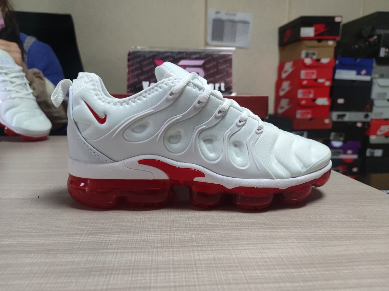 Air VAPORMAX Plus White and red 849557 009