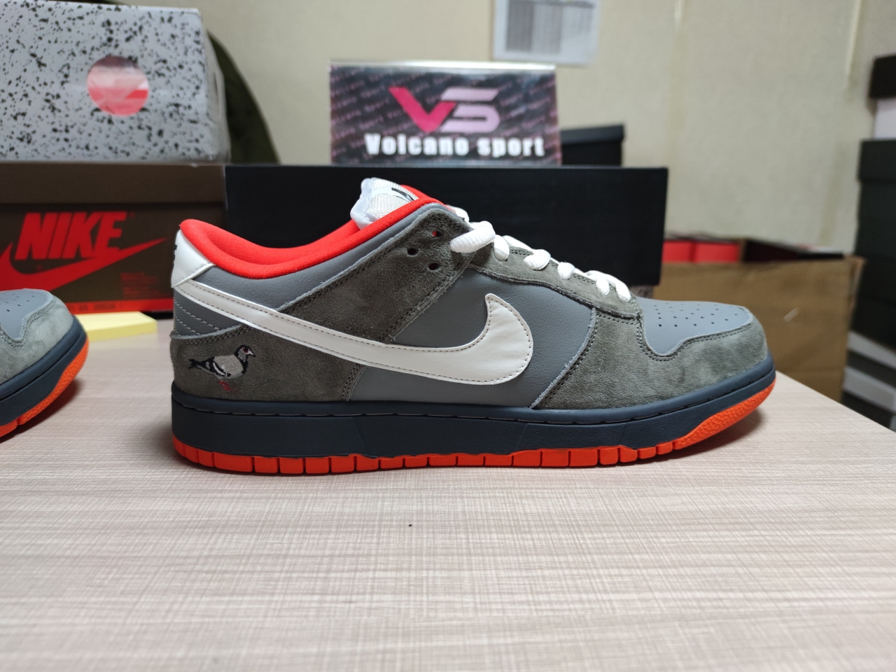 SB Dunk Low Staple NYC Pigeon 304292 011