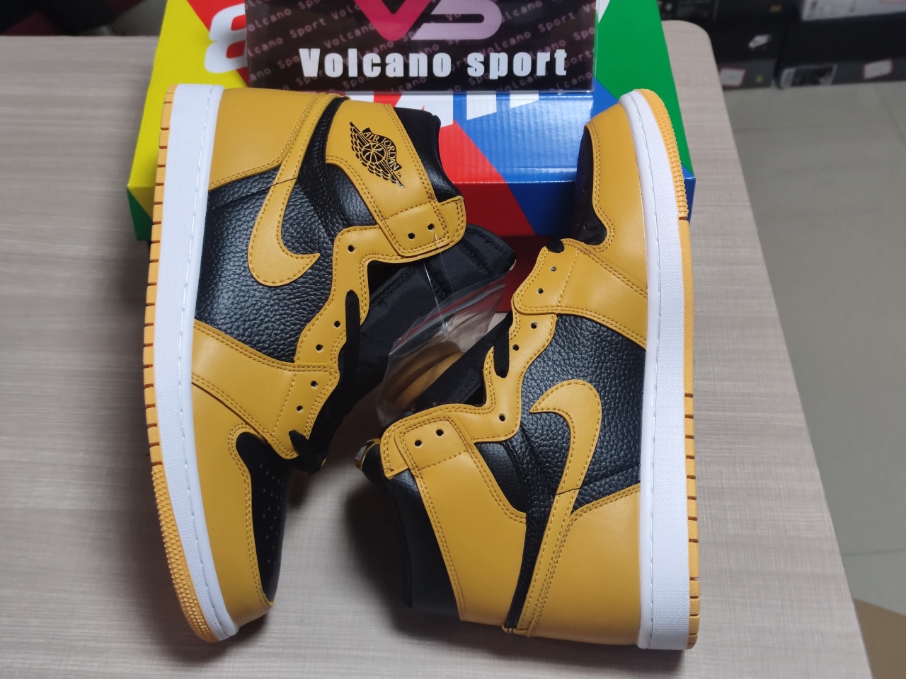 Jordan 1 Retro High Pollen 555088 701