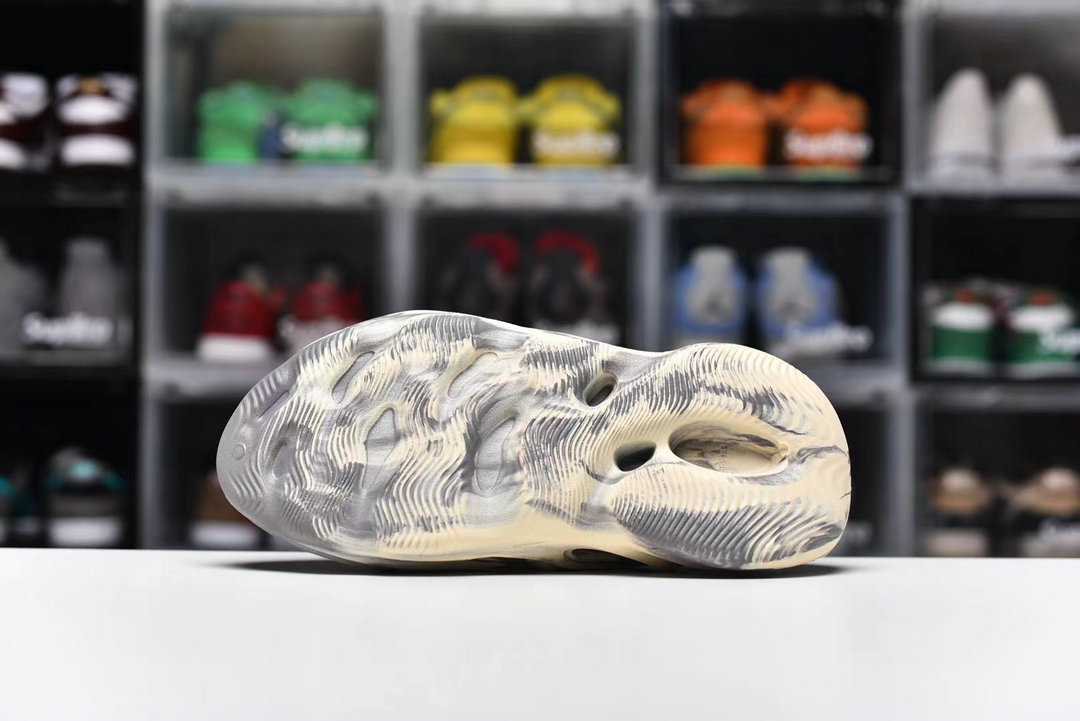 adidas Yeezy Foam RNNR MXT Moon Gray GV7904