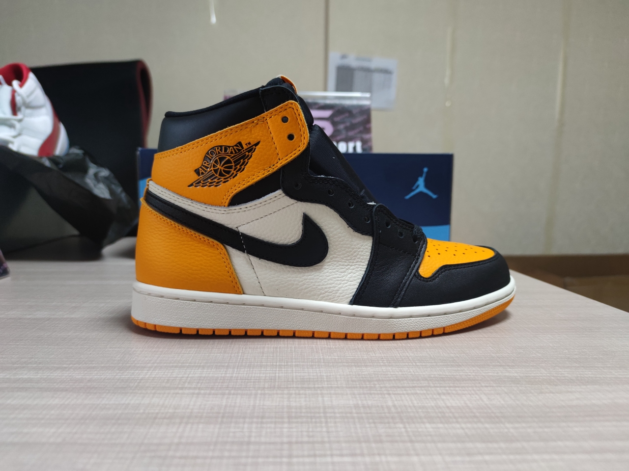 Jordan 1 Retro High OG Taxi 555088 711