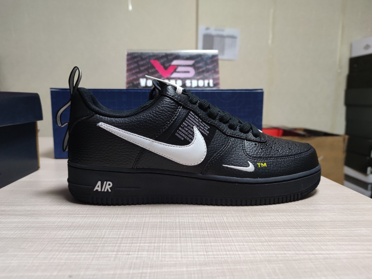 Air Force 1 Low Utility Black White AJ7747 001