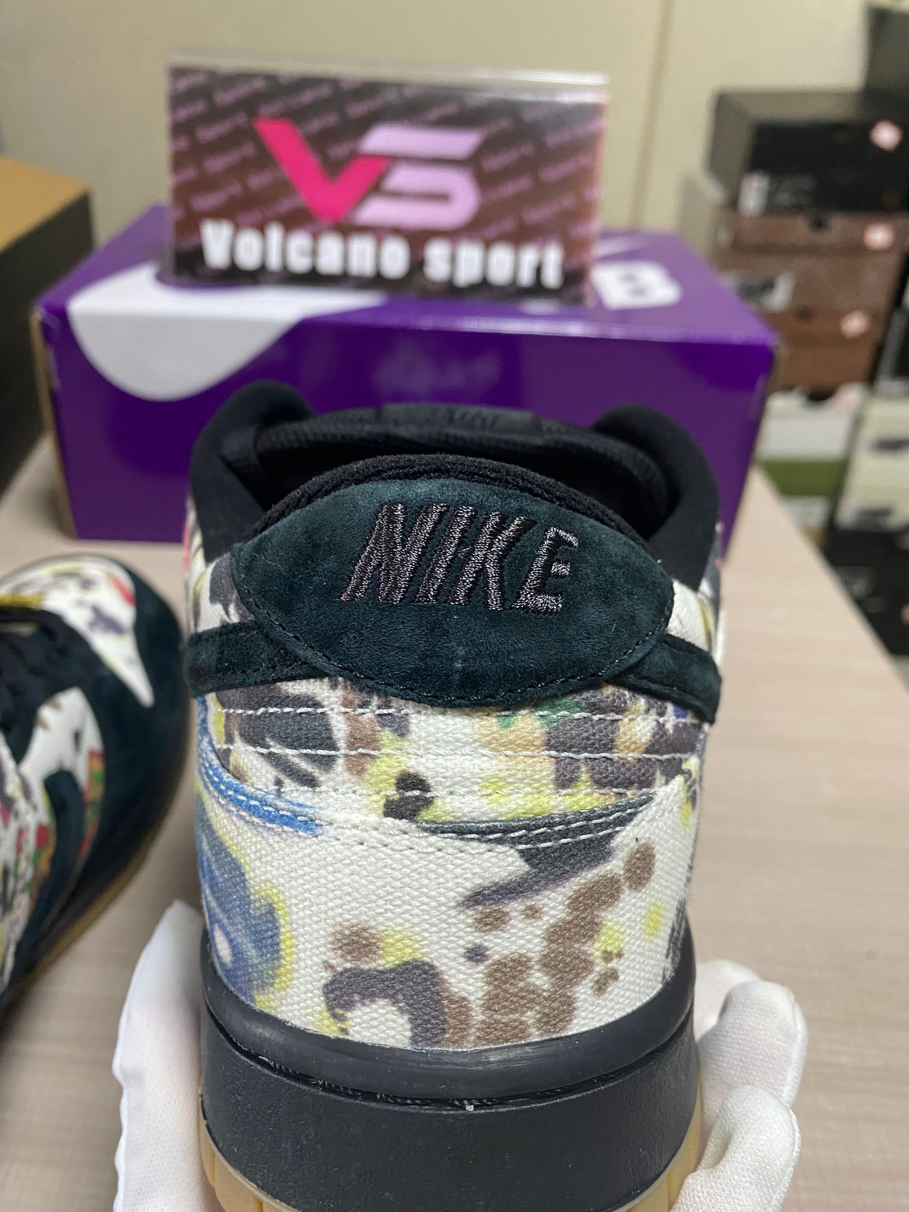 Supreme x Nike SB Dunk Low 