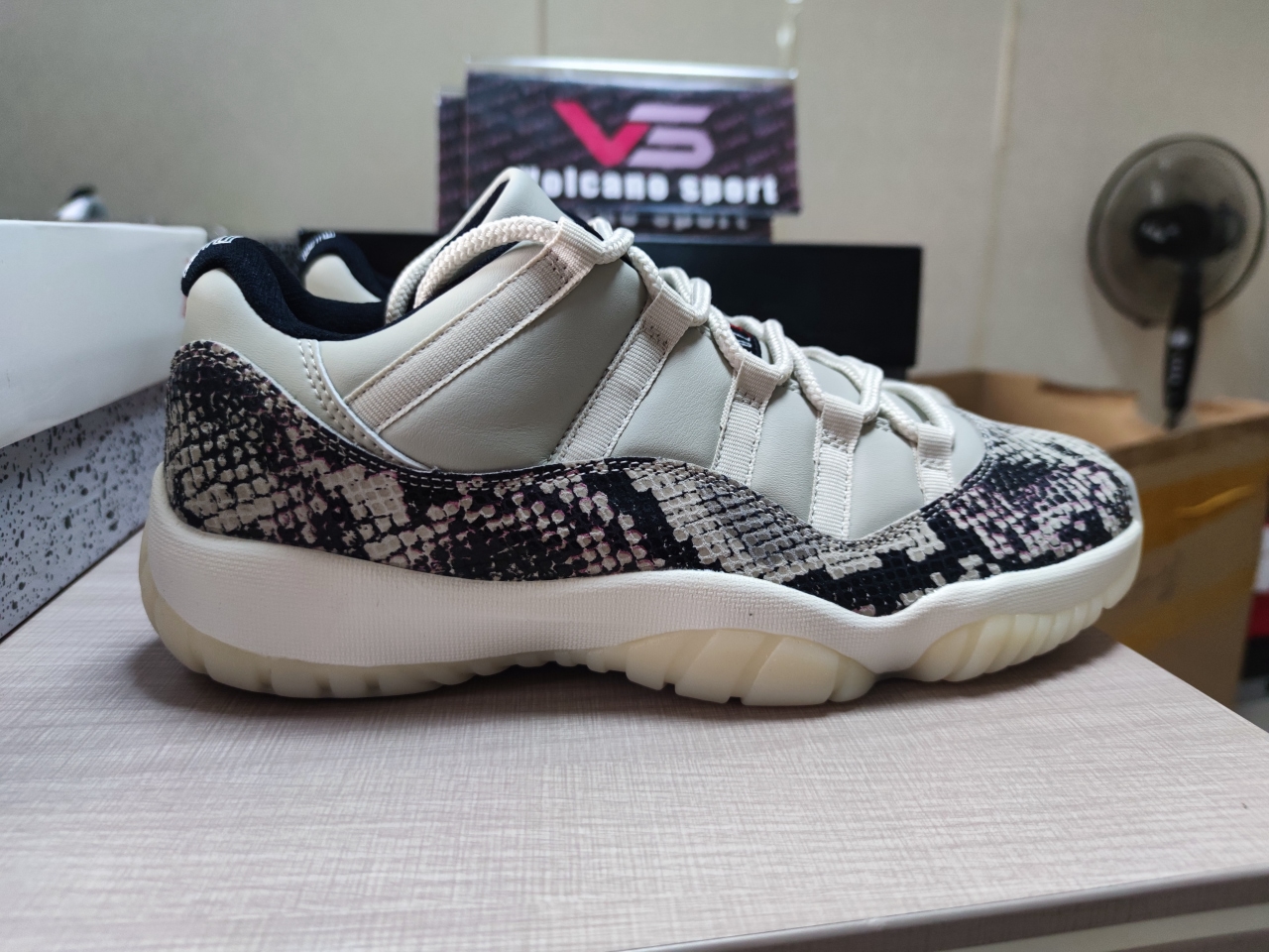 Jordan 11 Low “Snakeskin” CD6846 002