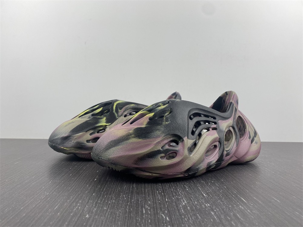 adidas Yeezy Foam RNR MX Carbon lG9562