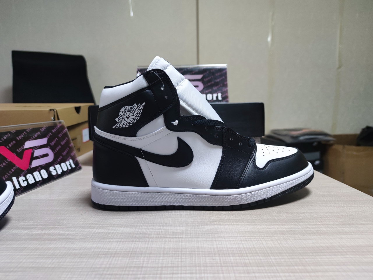 Jordan 1 Retro Black White 555088 010