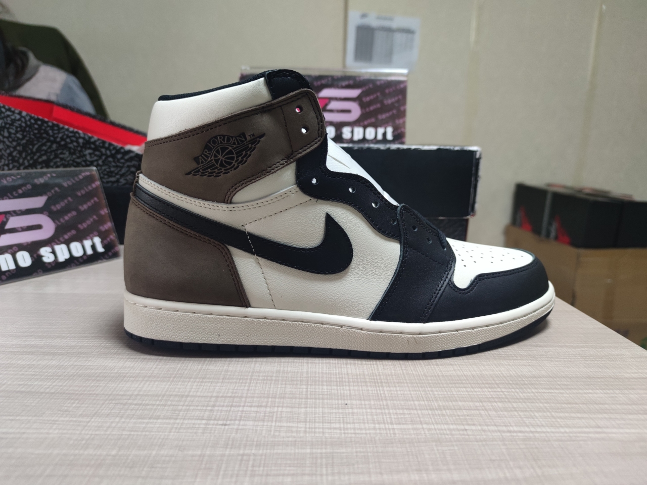Jordan 1 Retro High Dark Mocha 555088 105