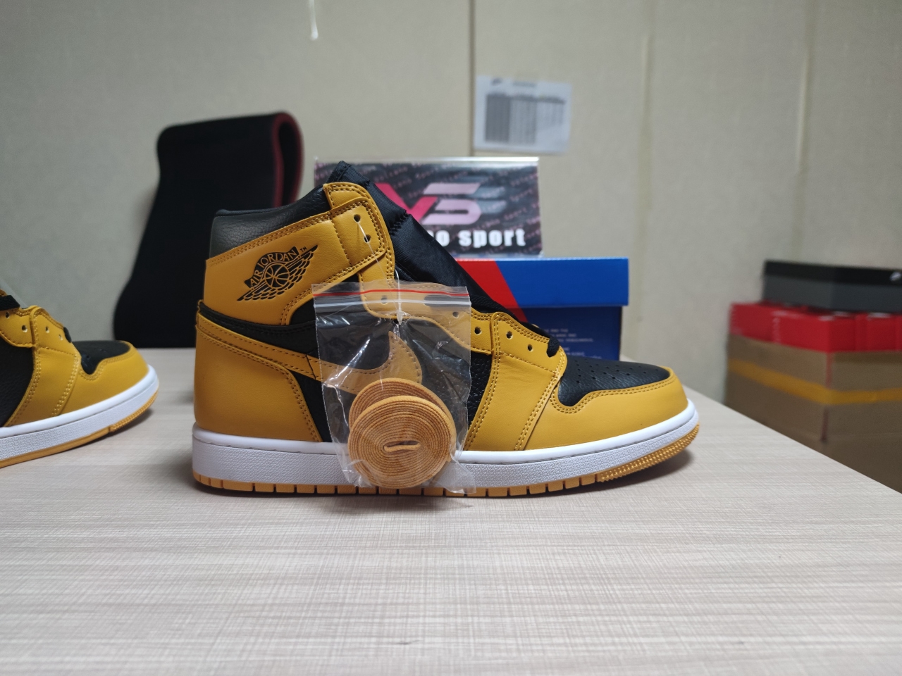 Jordan 1 Retro High Pollen 555088 701