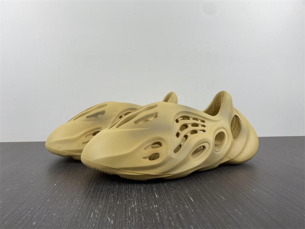 adidas Yeezy Foam RNR Desert Sand GV6843