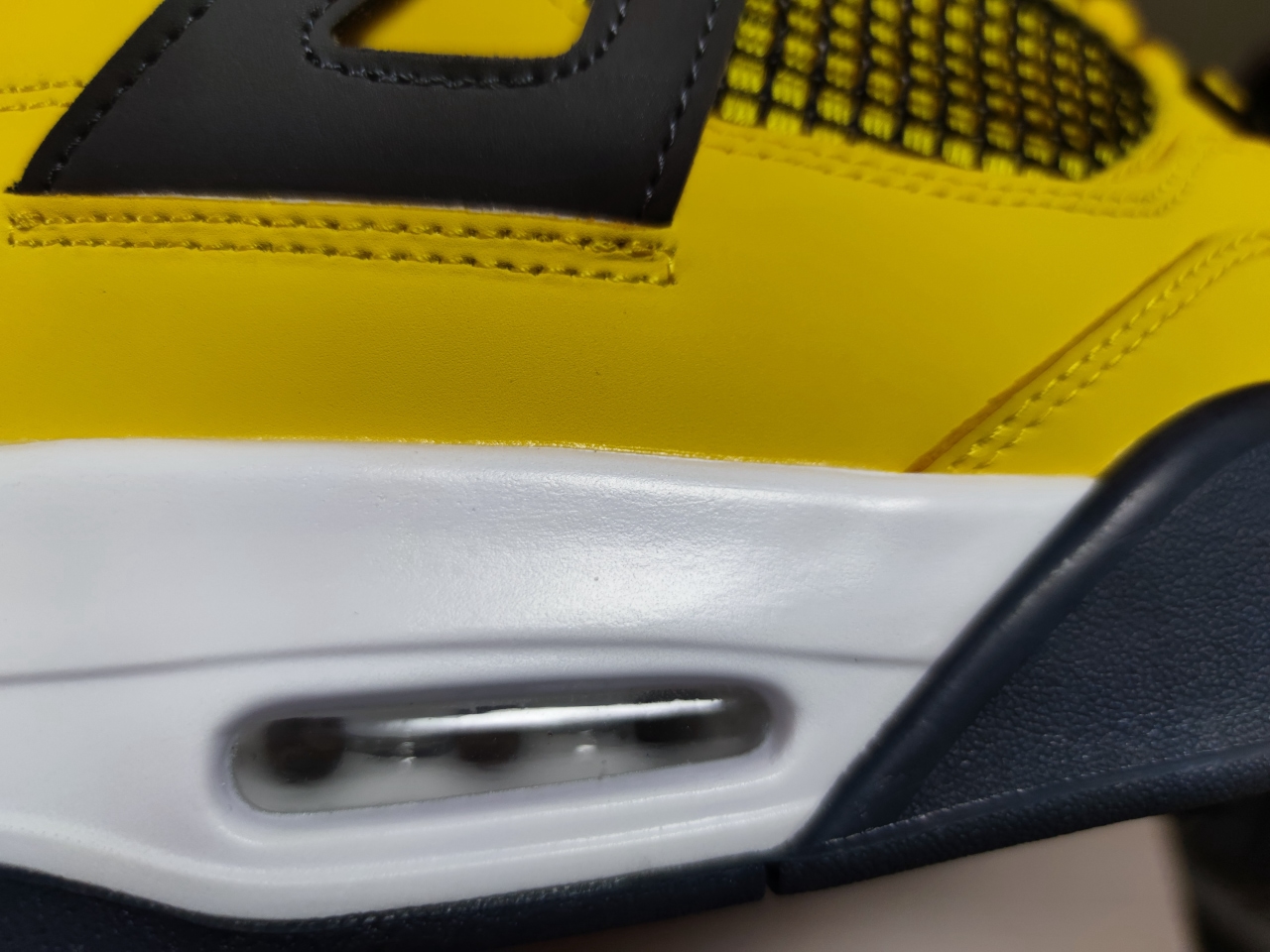 Jordan 4 “Lightning”CT8527-700