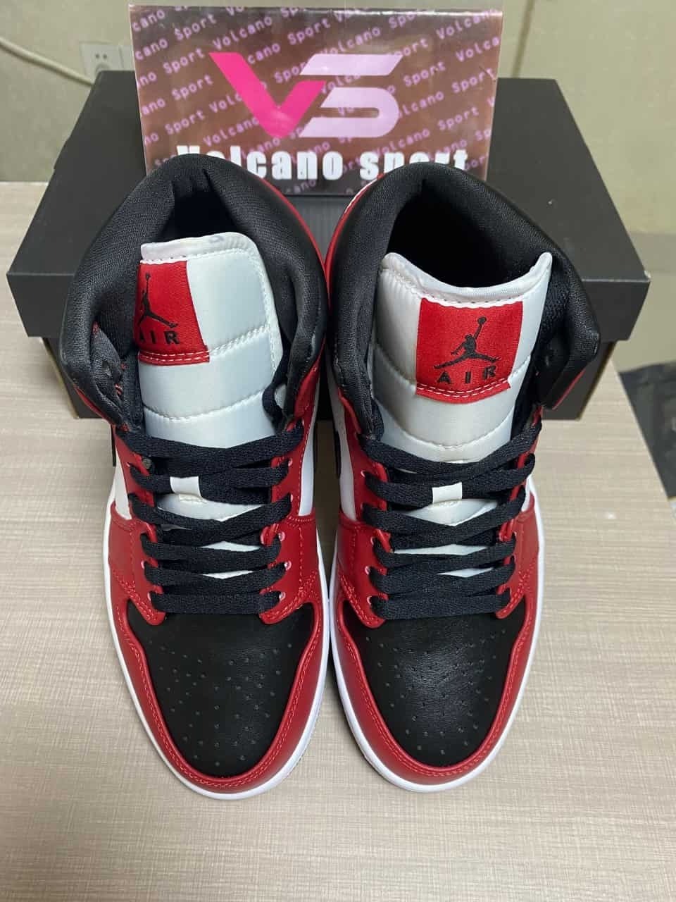 Jordan 1 Mid Chicago Toe 554724-069