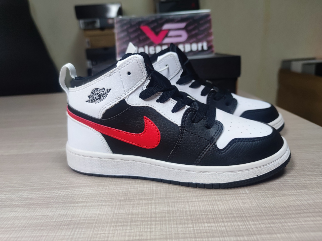 Air Jordan 1 Mid 555088 075
