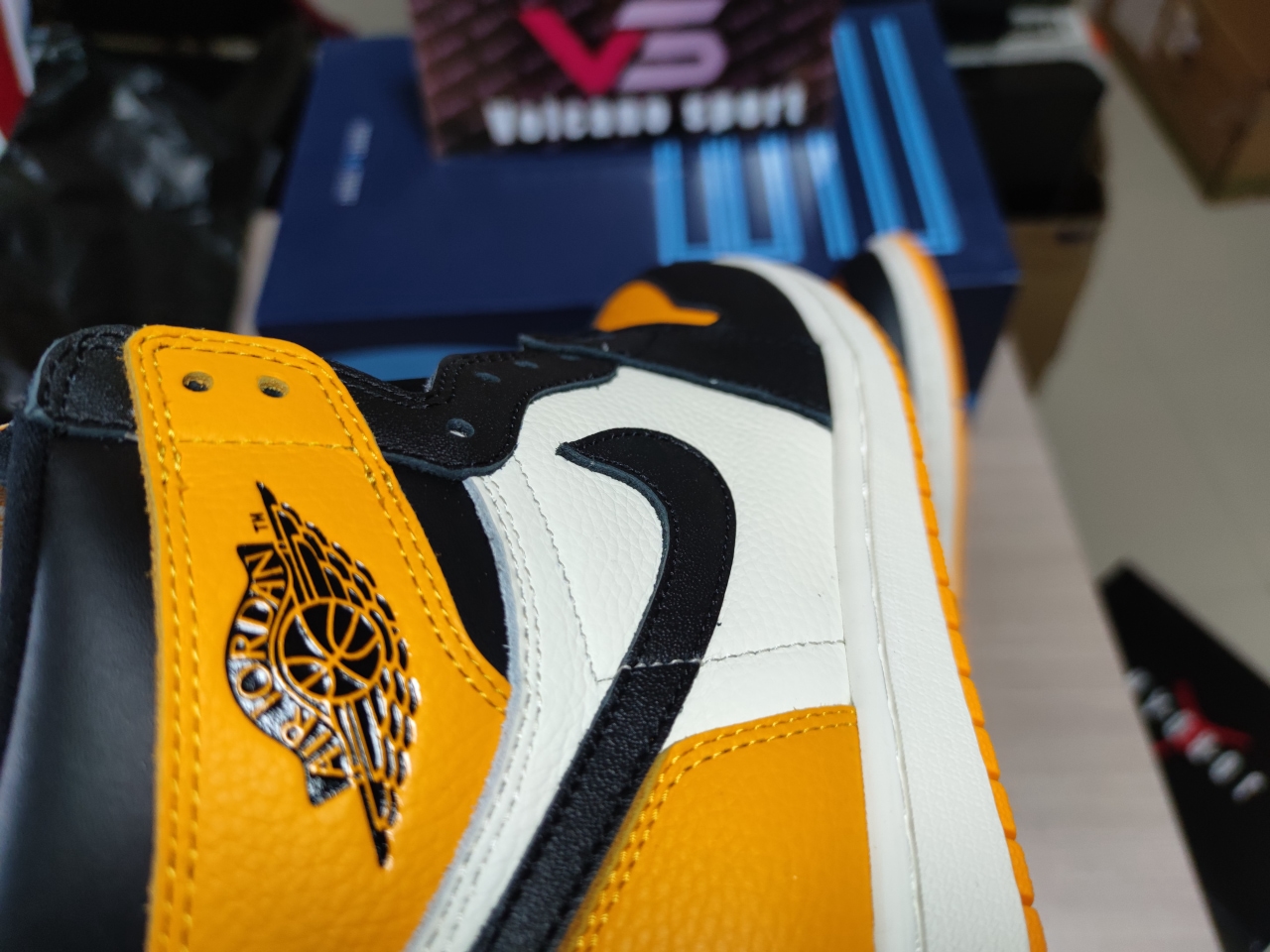 Jordan 1 Retro High OG Taxi 555088 711