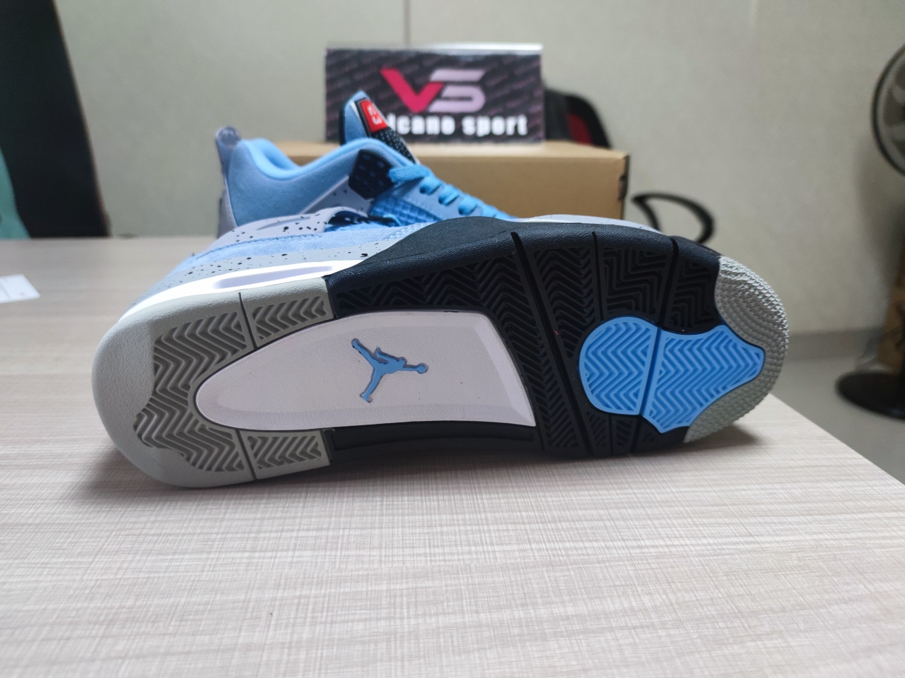 Jordan 4 “University Blue”CT8527-400