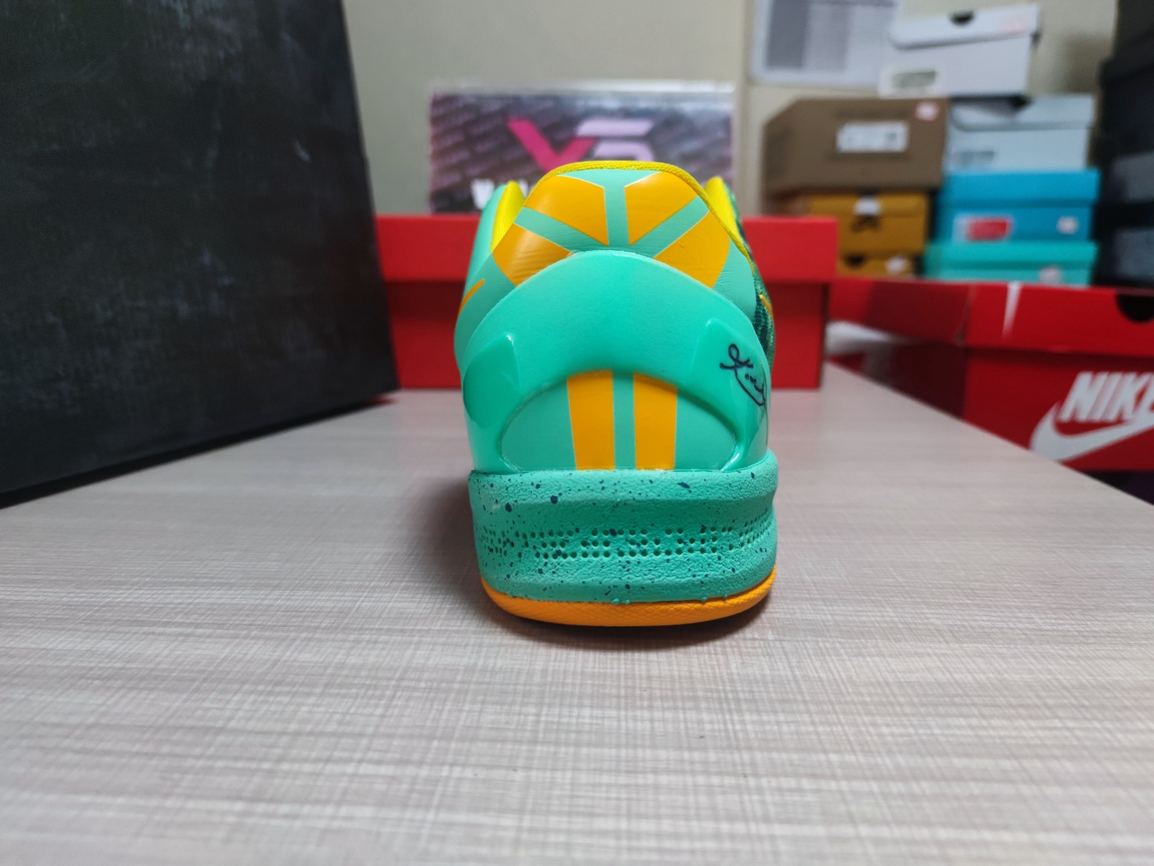 Kobe 8 System Green Glow Laser Orange 555035-304