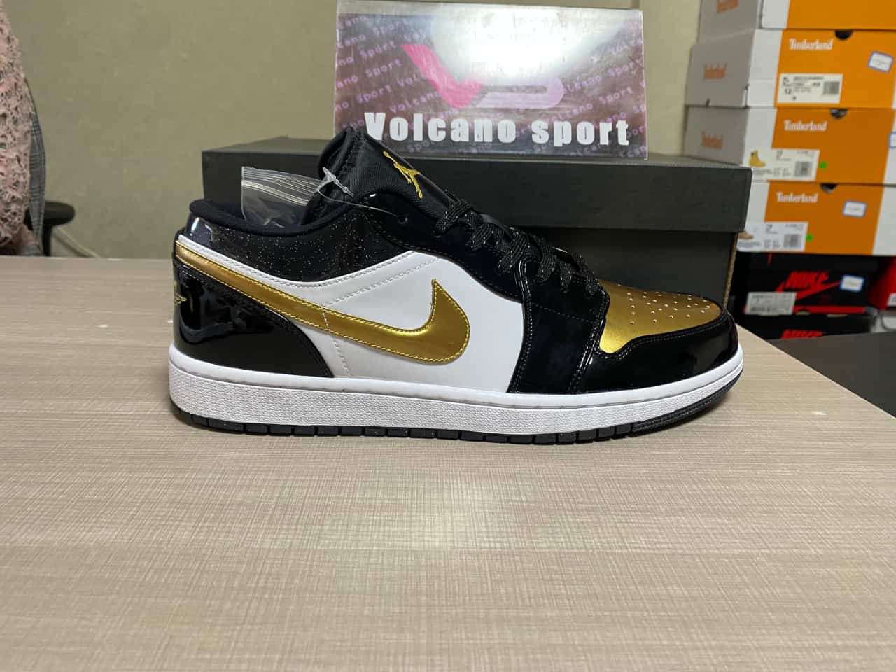 Jordan 1 Low SE Gold Toe DR6970-071