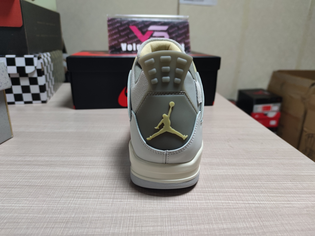 Jordan 4 Retro SE Craft Photon Dust DV3742 021