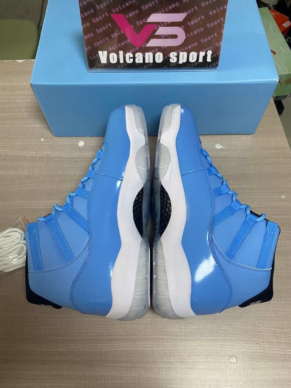 Jordan 11 Retro Pantone 689479-405