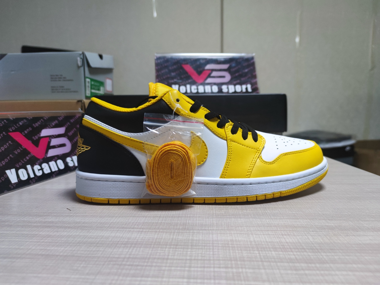 Jordan 1 Low Taxi 553560 701