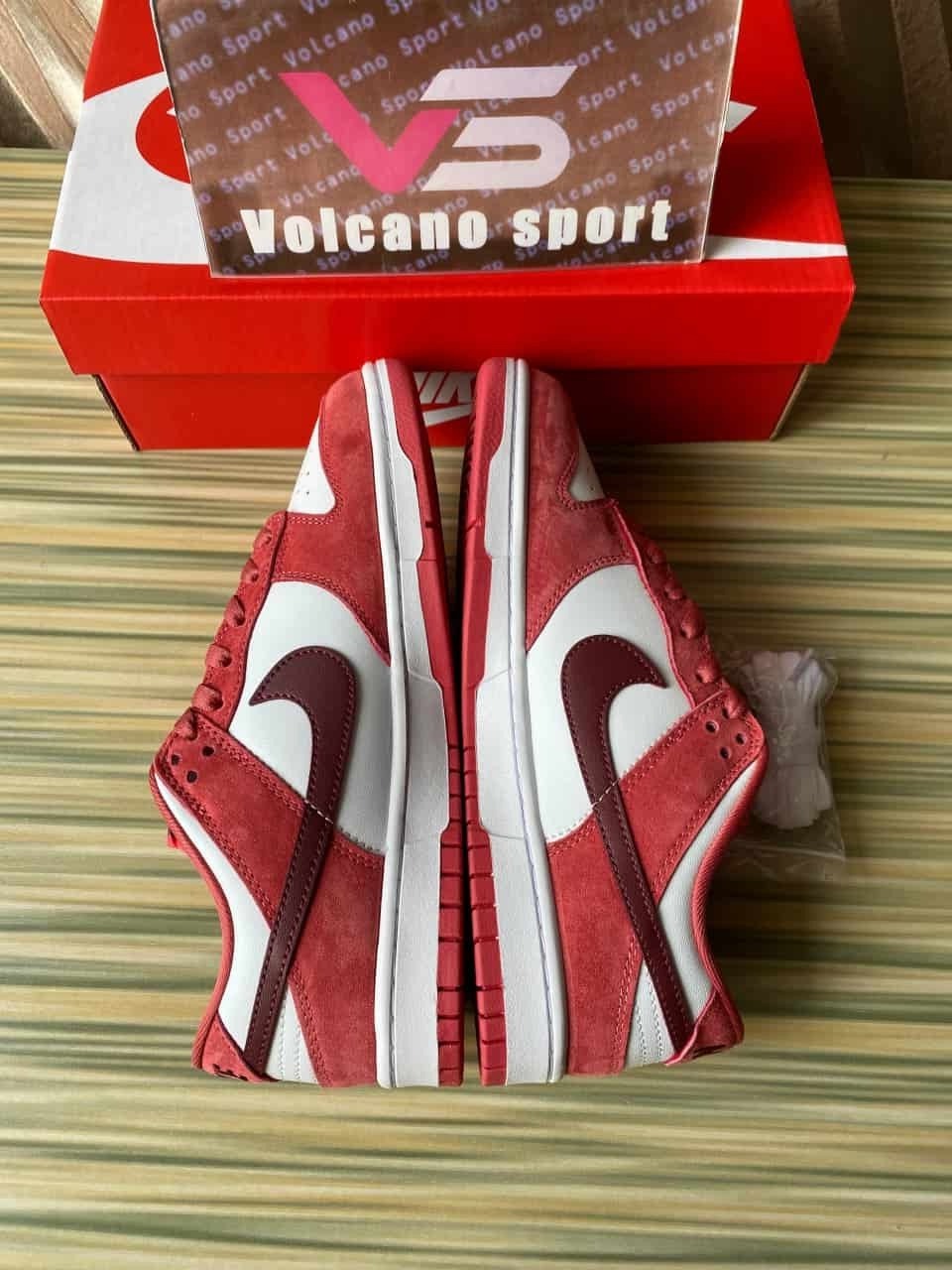 Dunk Low 'Valentine's Day 2024'FQ7056-100