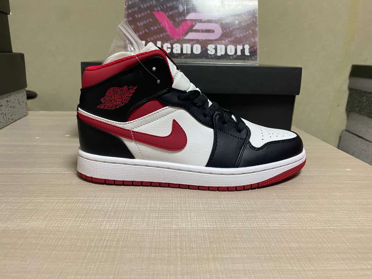 Jordan 1 Mid Gym Red Black White DJ4695-122