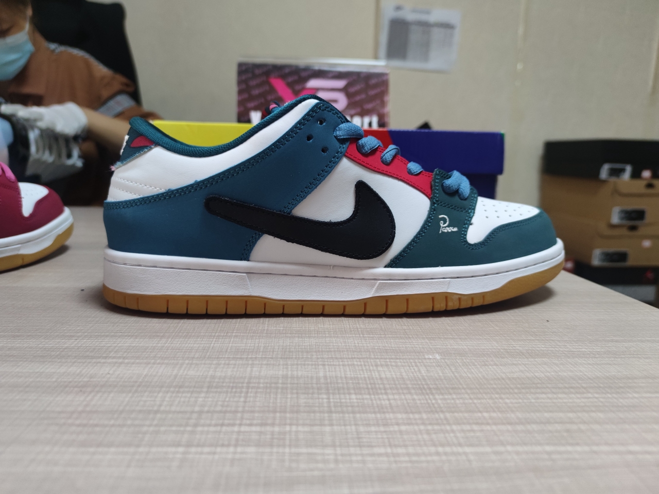 SB Dunk Low Pro QS Parra (Friends & Family) DH7695-100