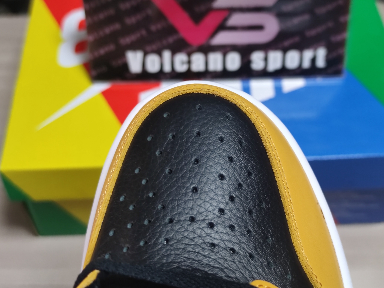 Jordan 1 Retro High Pollen 555088 701