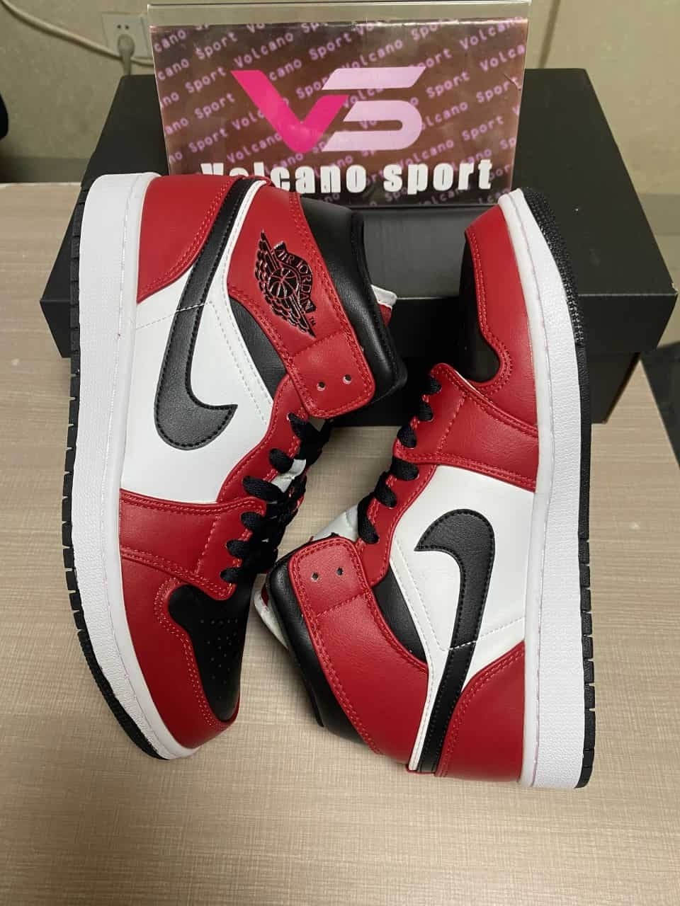 Jordan 1 Mid Chicago Toe 554724-069