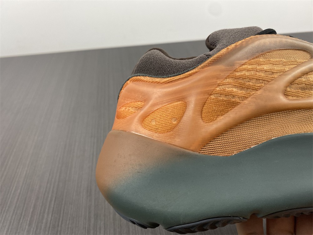 adidas Yeezy 700 V3Copper Fade