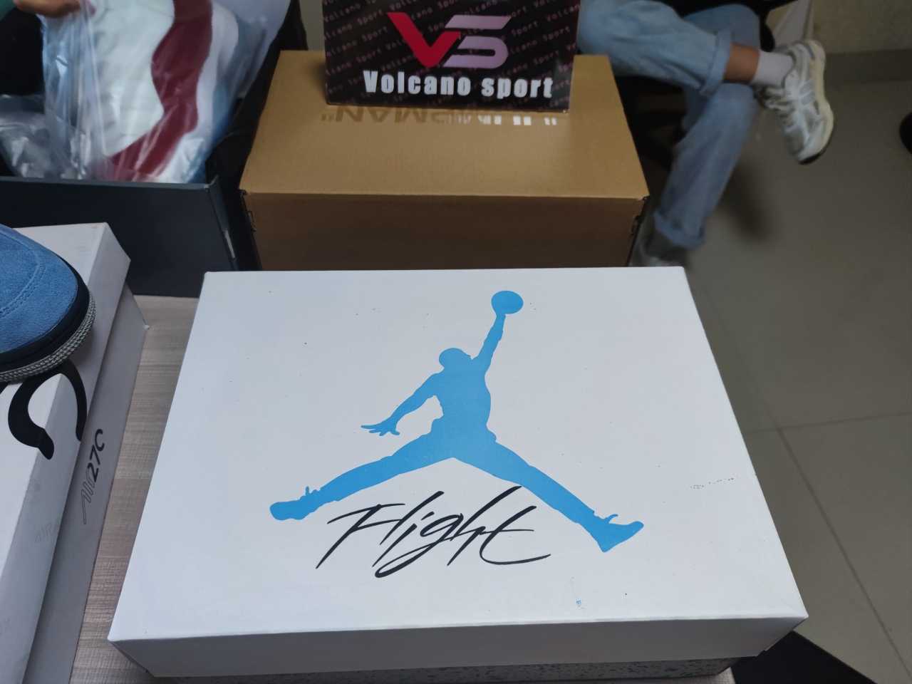 Jordan 4 “University Blue”CT8527-400