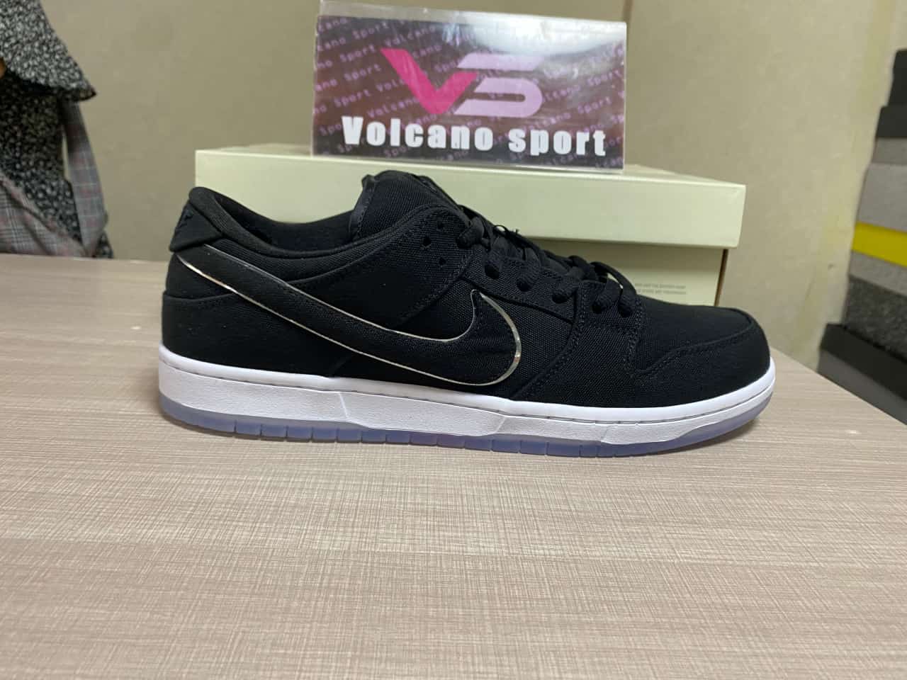 Eminem x Carhartt x Nike Dunk SB FN4193-013