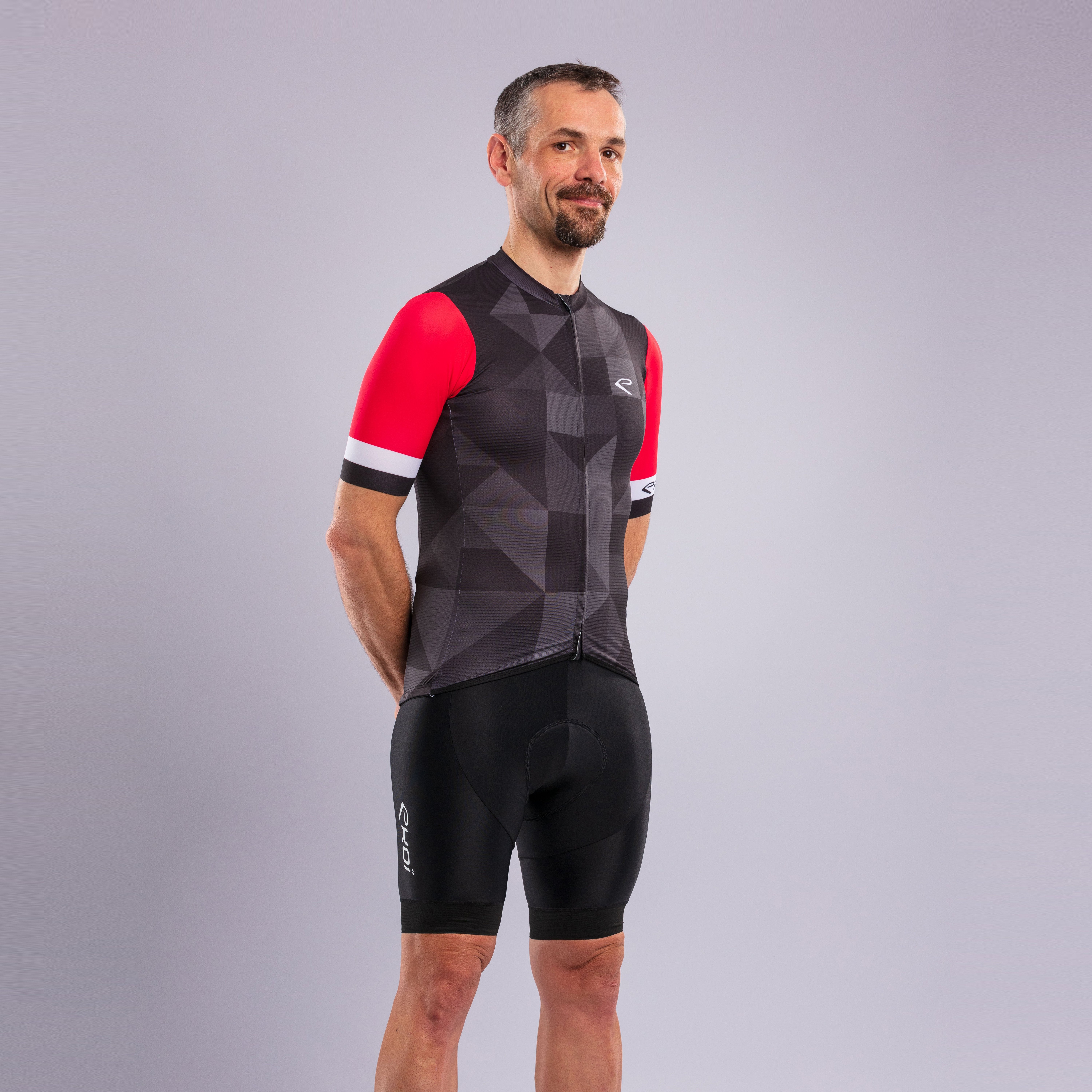 EKOÏ DIAMOND black jersey and black V-light bib shorts combo