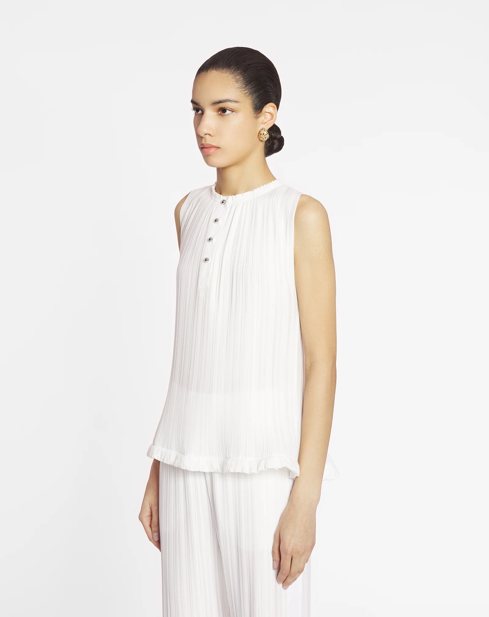 Sleeveless pleated top