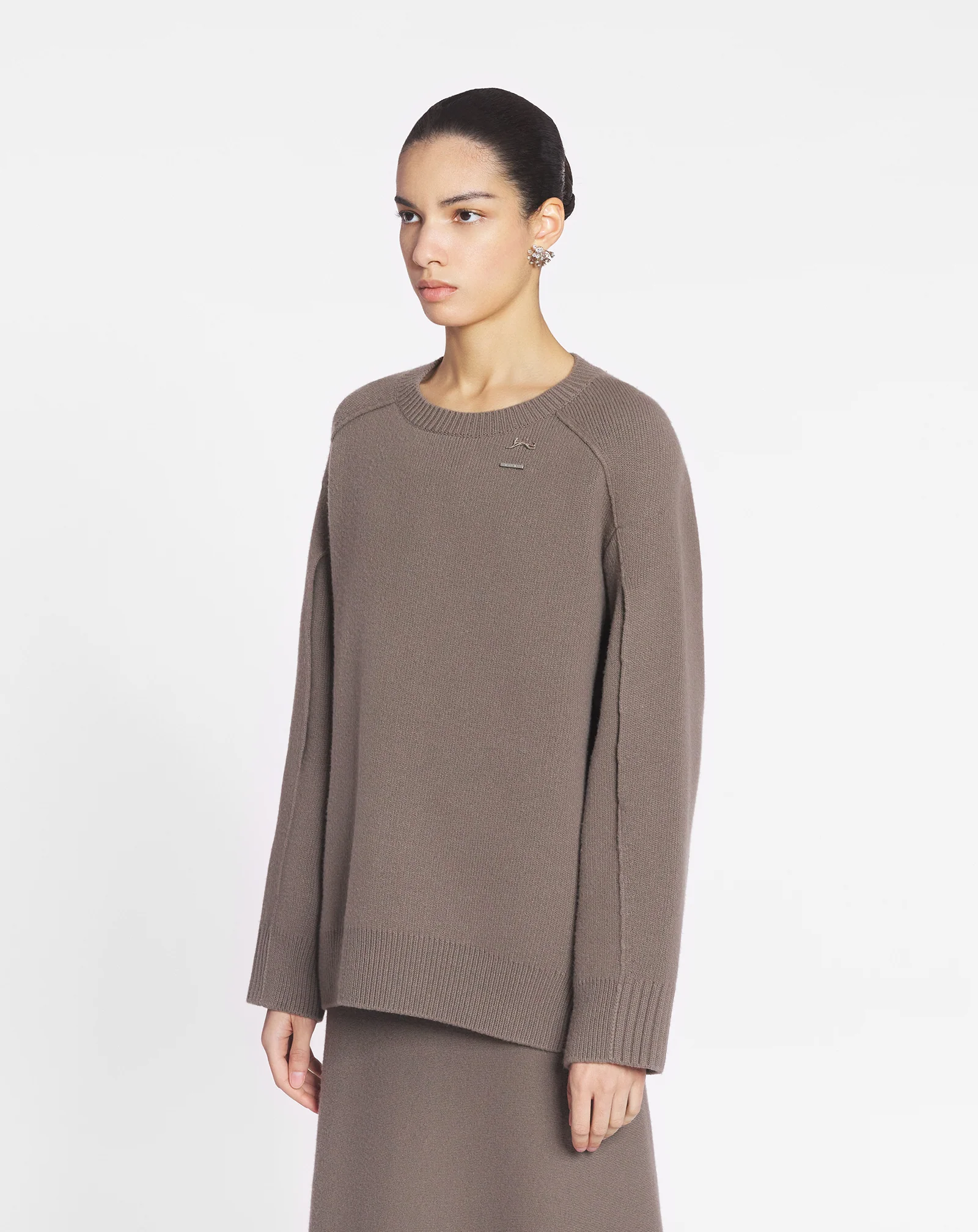 Cape sweater with a cat pin