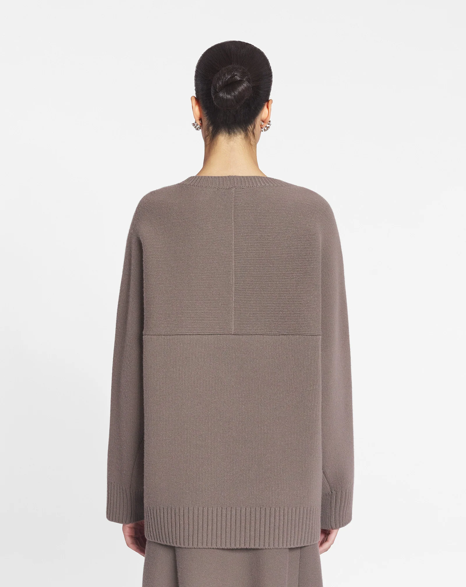 Cape sweater with a cat pin