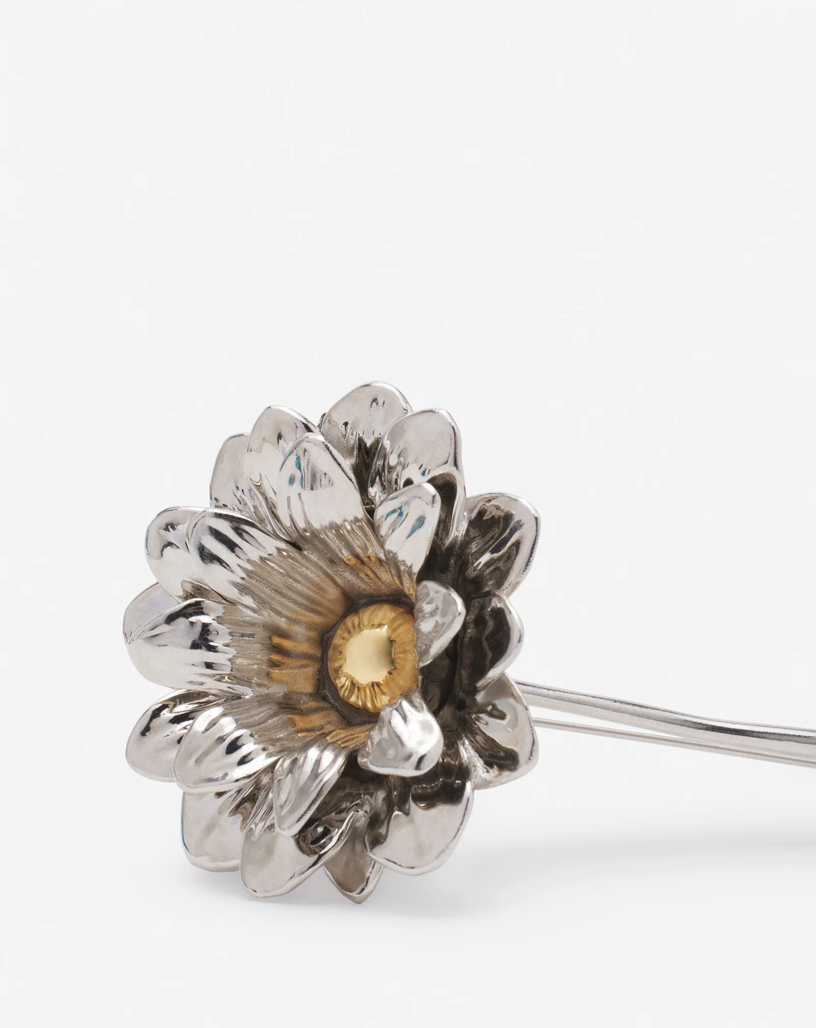 Marguerite brooch