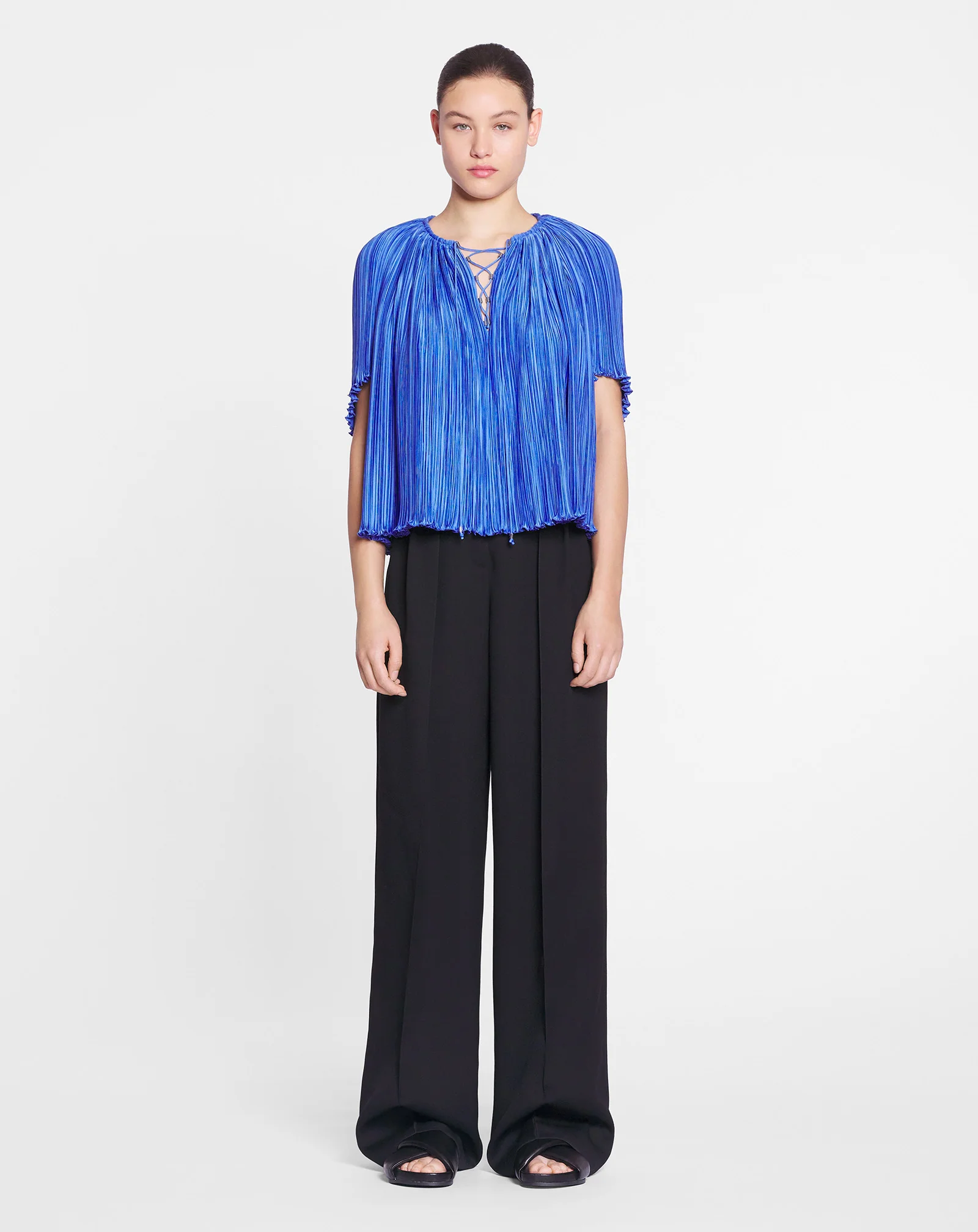 Short-sleeved pleated blouse