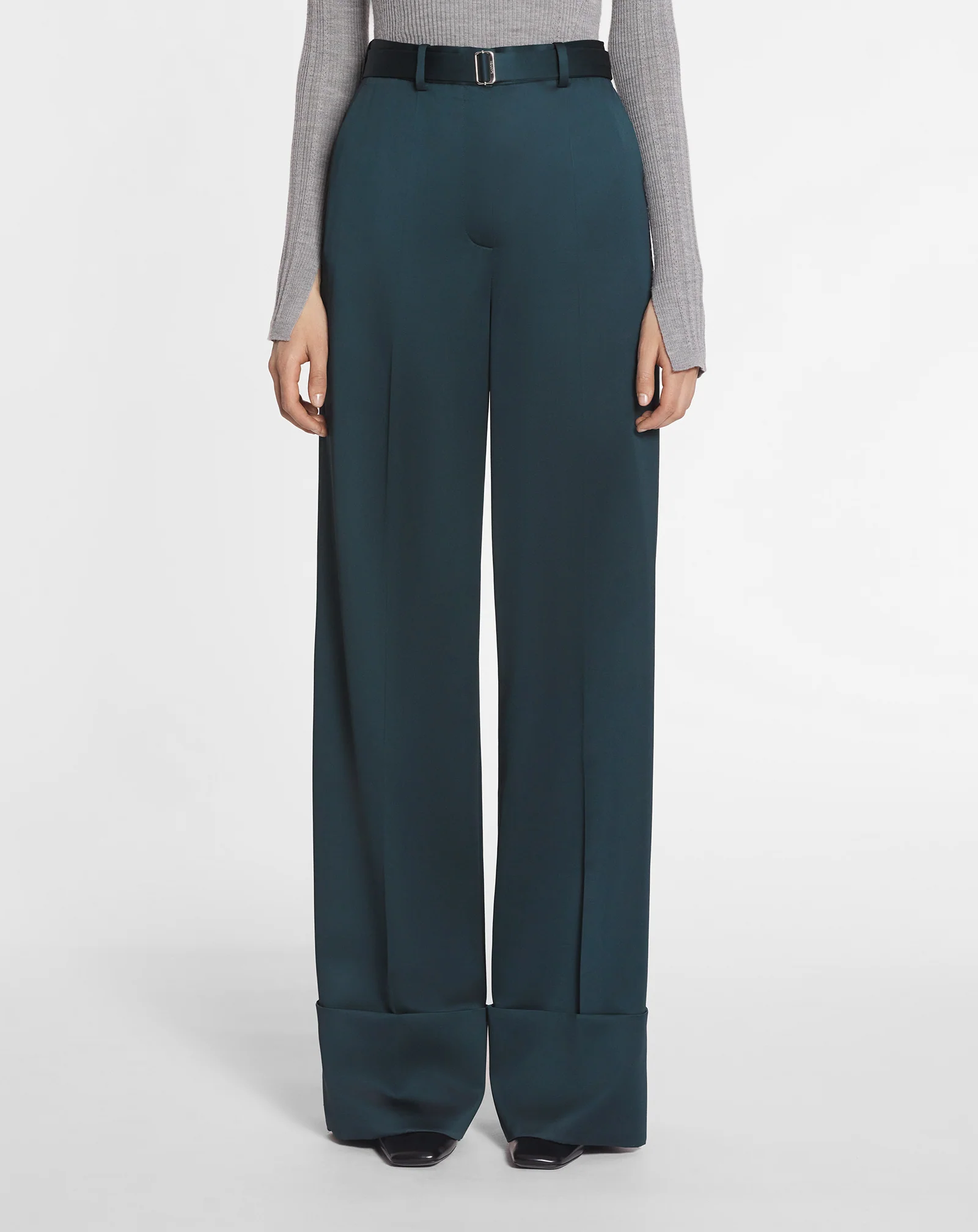 Wide-leg pants with cuffs