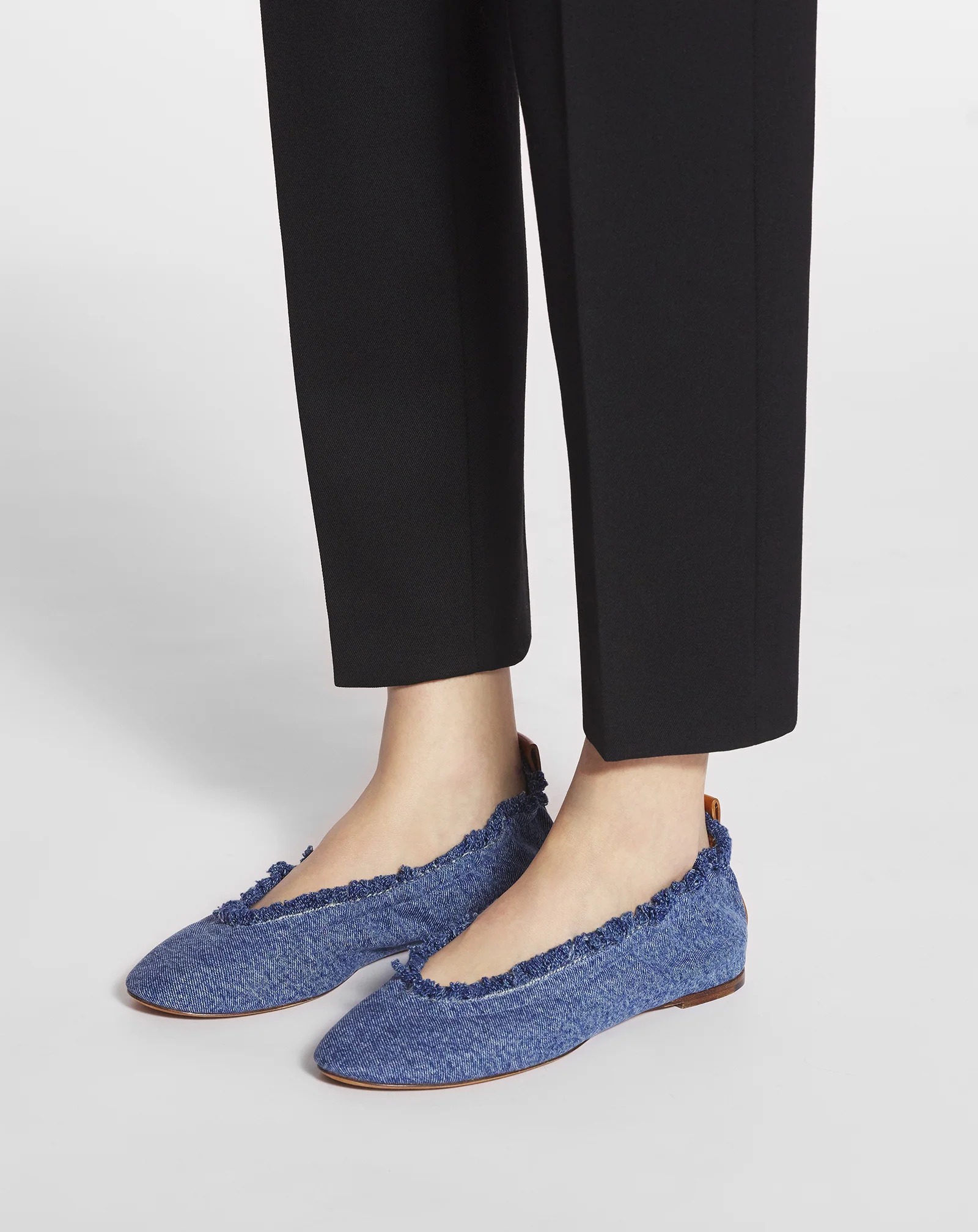 The ballerina flat in denim